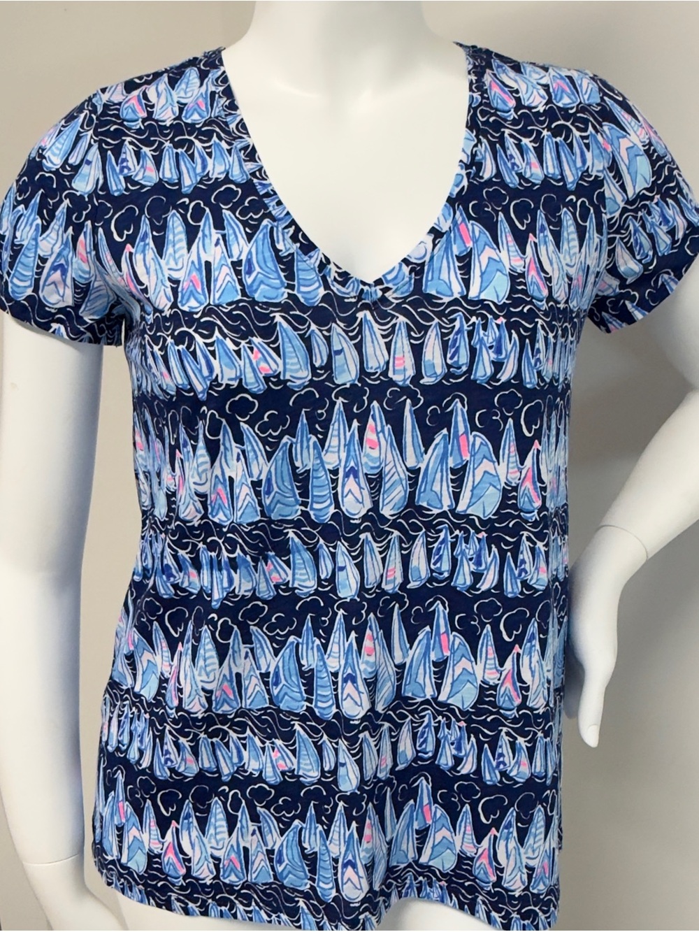 Lilly Pulitzer Sails & Stripes V-Neck Top NWT Size L - Picture 1 of 6